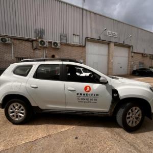 Rotulación de coche en vinilo de corte. Trabajos para Pradifir en Sevilla.