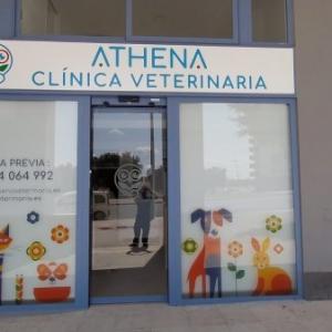 Rotulación de cristal en vinilo ácido impreso para Clínica Athena en entrenúcleos Dos Hermanas Sevilla.