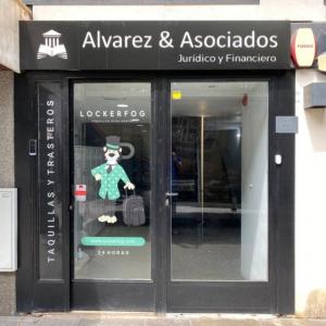 Rotulación de cristaleras y escaparates. Alvarez & Asociados Dos Hermanas Sevilla.