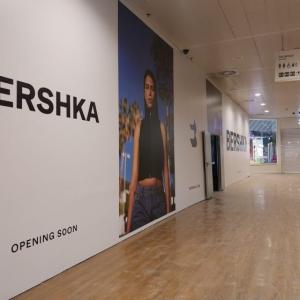 Rotulación decorativa para cierre de obra para Bershka. Centro Comercial Nervión en Sevilla.