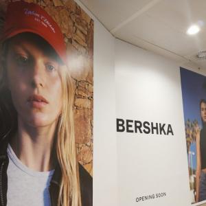 Rotulación decorativa para cierre de obra para Bershka. Centro Comercial Nervión en Sevilla.