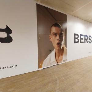 Rotulación decorativa para cierre de obra para Bershka. Centro Comercial Nervión en Sevilla.