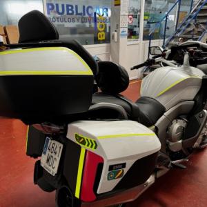 Rotulación diseño personalizado con vinilo amarillo flúo, en moto BMW K1600GTL en Sevilla.