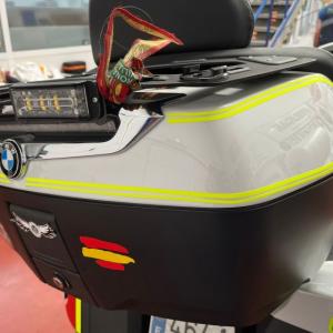 Rotulación diseño personalizado con vinilo amarillo flúo, en moto BMW K1600GTL en Sevilla.