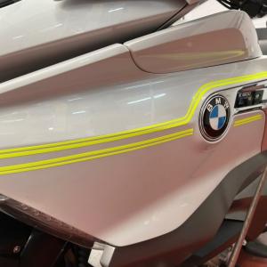 Rotulación diseño personalizado con vinilo amarillo flúo, en moto BMW K1600GTL en Sevilla.