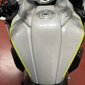 Rotulación diseño personalizado con vinilo amarillo flúo, en moto BMW K1600GTL en Sevilla.