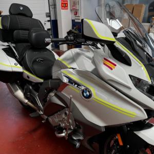 Rotulación diseño personalizado con vinilo amarillo flúo, en moto BMW K1600GTL en Sevilla.