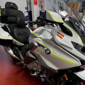 Rotulación diseño personalizado con vinilo amarillo flúor, en moto BMW K1600GTL en Sevilla.