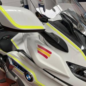 Rotulación diseño personalizado con vinilo amarillo flúor, en moto BMW K1600GTL en Sevilla.