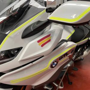 Rotulación diseño personalizado con vinilo amarillo flúor, en moto BMW K1600GTL en Sevilla.