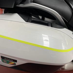 Rotulación diseño personalizado con vinilo amarillo flúor, en moto BMW K1600GTL en Sevilla.
