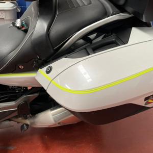 Rotulación diseño personalizado con vinilo amarillo flúor, en moto BMW K1600GTL en Sevilla.