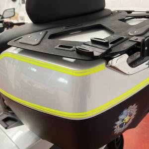 Rotulación diseño personalizado con vinilo amarillo flúor, en moto BMW K1600GTL en Sevilla.