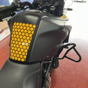 Rotulación diseño personalizado con vinilo fundido, en moto QJ SRT 700 en Sevilla.