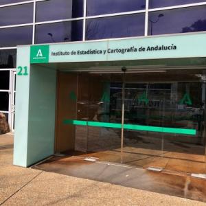 Rotulación de frente para la Junta de Andalucía en Sevilla.