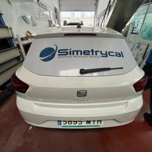 Rotulación de Furgoneta en vinilo de corte y vinilo microperforado homologado para ITV. Para Simetrycal en Sevilla.