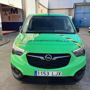 Rotulación integral de Opel Combo, con vinilos fundidos para Presupuestalia en Sevilla.