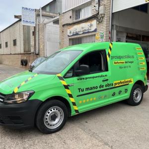 Rotulación integral de Volkswagen Caddy, con vinilos fundidos para Presupuestalia en Sevilla.