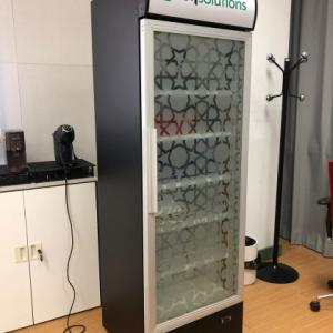 Rotulaci&oacute;n personalizada de vitrina frigor&iacute;fico para Cens Soluti&oacute;n en Dos Hermanas Sevilla.
