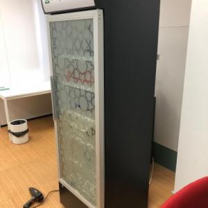 Rotulaci&oacute;n personalizada de vitrina frigor&iacute;fico para Cens Soluti&oacute;n en Dos Hermanas Sevilla.