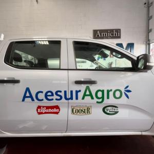 Rotulación en vinilo fundido, de laterales del coche para el equipo comercial de Acesur en Dos Hermanas Sevilla.