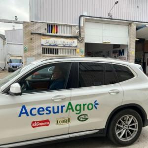 Rotulación en vinilo fundido, de laterales del coche para el equipo comercial de Acesur en Dos Hermanas Sevilla.