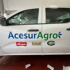 Rotulación en vinilo fundido, de laterales del coche para el equipo comercial de Acesur en Dos Hermanas Sevilla.