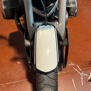Rotulación en vinilo fundido de moto BMW R1200R en Sevilla.