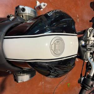 Rotulación en vinilo fundido de moto BMW R1200R en Sevilla.