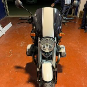 Rotulación en vinilo fundido de moto BMW R1200R en Sevilla.