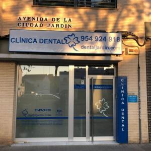 Rótulo cartel caja luminosa para Dental Jardín en Sevilla.