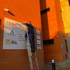 Rótulo cartel para fachada en metacrilato con impresión a la inversa. Para la Universidad Pablo de Olavide Sevilla