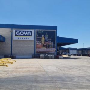 Rótulo cartel para frente de nave. Trabajos para Goya España en Sevilla