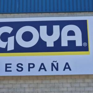 Rótulo cartel para frente de nave. Trabajos para Goya España en Sevilla