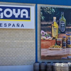 Rótulo cartel para frente de nave. Trabajos para Goya España en Sevilla