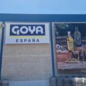 Rótulo cartel para frente de nave. Trabajos para Goya España en Sevilla