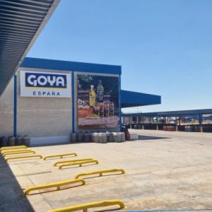 Rótulo cartel para frente de nave. Trabajos para Goya España en Sevilla