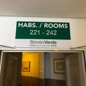 Rótulo cartel personalizado de señalizador de habitación para Apartahotel Simón Verde en Sevilla