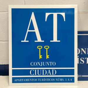 Rótulo Cartel Placas homologada apartamentos turísticos Ciudad