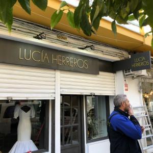 Rótulo con bandeja frontar y letras corpóreas para Lucía Herreros en Sevilla.