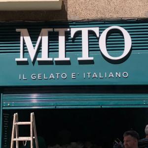 Rótulo letras corpóreas en aluminio lacado y frente de metacrilato e iluminadas con led. Mito helado italiano en Sevilla.