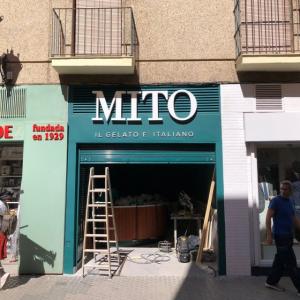 Rótulo letras corpóreas en aluminio lacado y frente de metacrilato e iluminadas con led. Mito helado italiano en Sevilla.