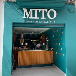 Rótulo letras corpóreas en aluminio lacado y frente de metacrilato e iluminadas con led. Mito helado italiano en Sevilla.