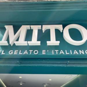 Rótulo letras corpóreas en aluminio lacado y frente de metacrilato e iluminadas con led. Mito helado italiano en Sevilla.