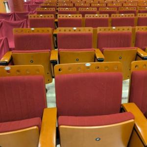 R&oacute;tulo para enumerar las butacas del sal&oacute;n d eactos de la Facultad de Derecho de la Universidad de Sevilla