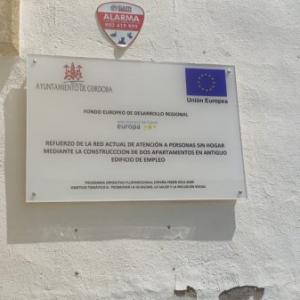 Rótulo en placa de metacrilato rotulada a la inversa. Ayuntamiento de Córdoba