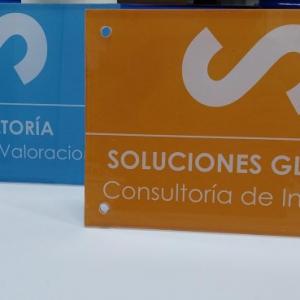 Rótulo Placa de metacrilato. rotulada a la inversa para Soluciones Globales en Sevilla.