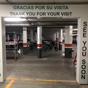 Rótulo pórtico personalizado de señalizador de recepción Apartahotel Simón Verde en Sevilla