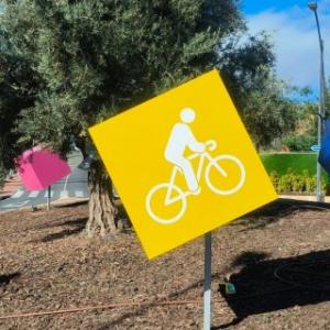 Rótulos decorativos en forma de cubos o dados para rotonda. Trabajo para Urbanizadora Constructora ICE, S.A. en Málaga. 