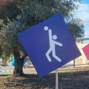 Rótulos decorativos en forma de cubos o dados para rotonda. Trabajo para Urbanizadora Constructora ICE, S.A. en Málaga. 